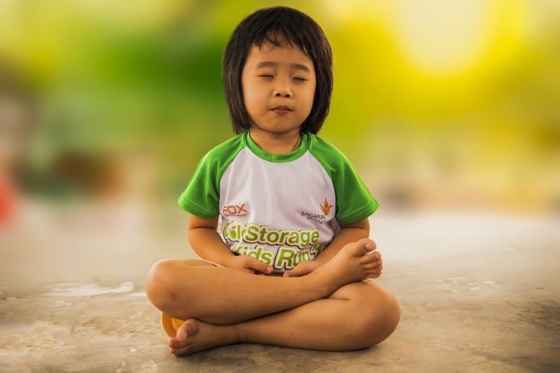Enfant meditation Un enfant qui médite